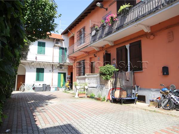 Soluzione in cortile disposta su due livelli