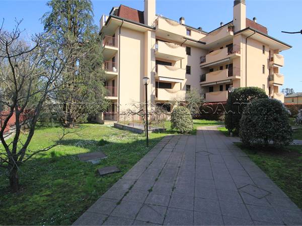 GENEROSO 2 LOCALI IN SIGNORILE CONTESTO, CANTINA E BOX